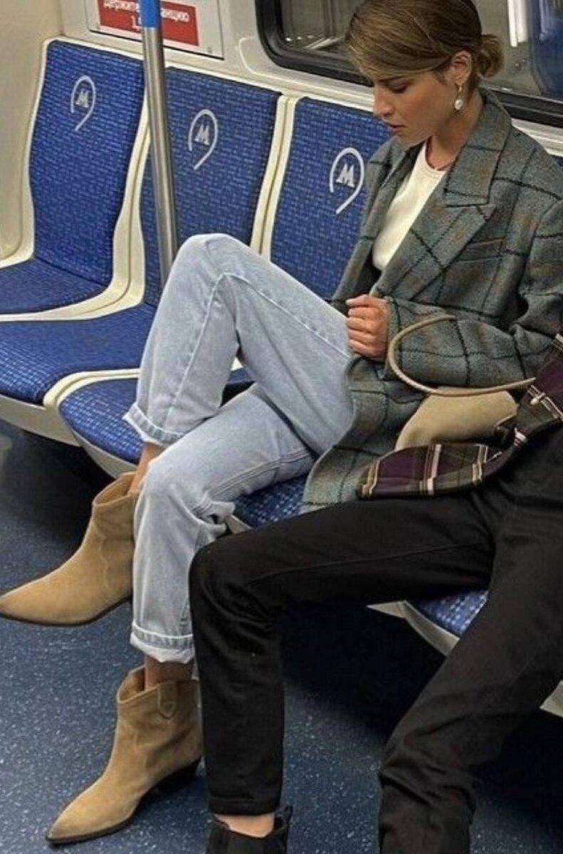 Джинсы, пиджак в клетку, белый лонгслив и казаки