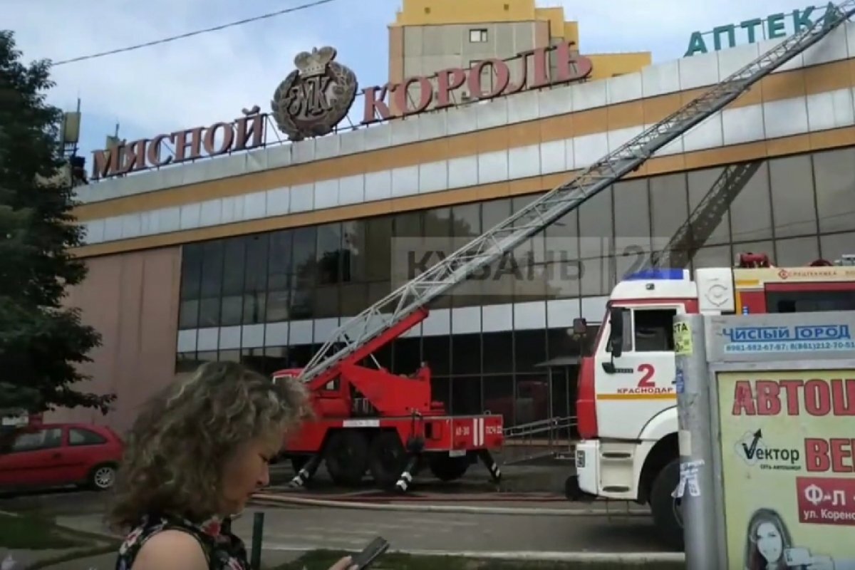    В Краснодаре потушили крупный пожар в магазине возле «Красной площади»