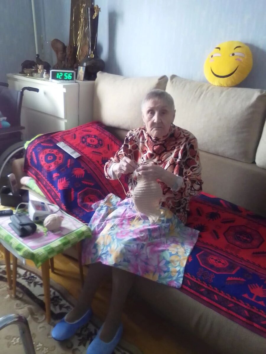 Наташа Миткинова рассказала очень трогательную историю про носочки. Но сначала – про саму Наташу. Она была и волонтером, и координатором "Даниловцев" и все это время работала в финансовой сфере.-3