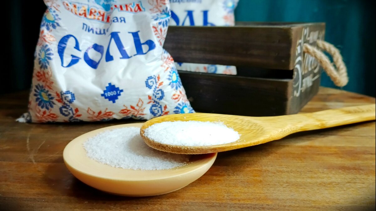 Соль хороший проводник, как и вода. Вместе они - великая сила