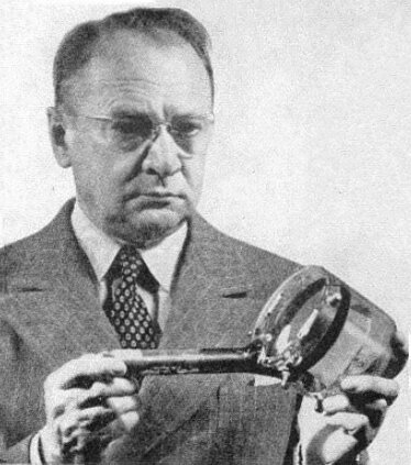 Неизвестный автор. В. К. Зворыкин показывает иконоскоп, 1950 год © Public domain