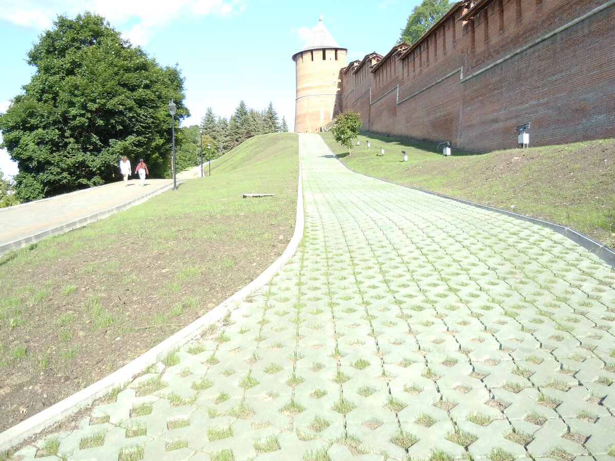 Продолжим экскурсию по кремлю. Это взгляд через стройку фуникулёра на участок с Часовой башней.-52