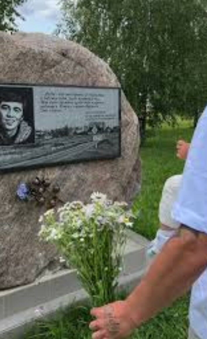 Памятная доска, посвященная жизни Сергея Бодрова в деревне Старое Радча Круглянского района Могилевской области Республики Беларусь 