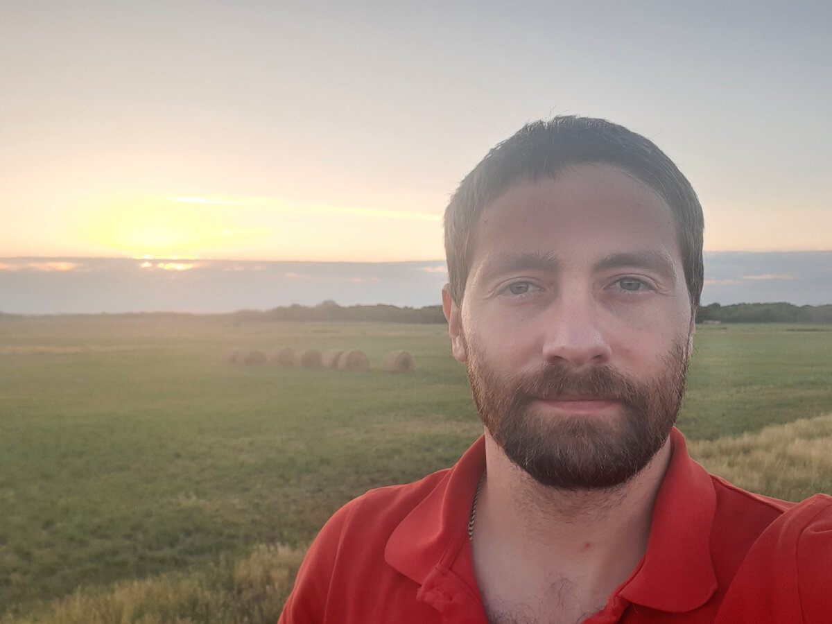 Автор канала на фоне начала дня. Фото автора