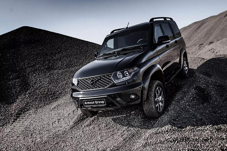 Armour Group запустила мелкосерийный выпуск внедорожников УАЗ «Патриот» с новыми агрегатами – мотором V8 объемом 4,6 л производства Toyota и 6-ступенчатой автоматической трансмиссией Aisin. Помимо этого внедорожнику меняют тормоза и устанавливают другую подвеску с более мощными пружинами и амортизаторами.