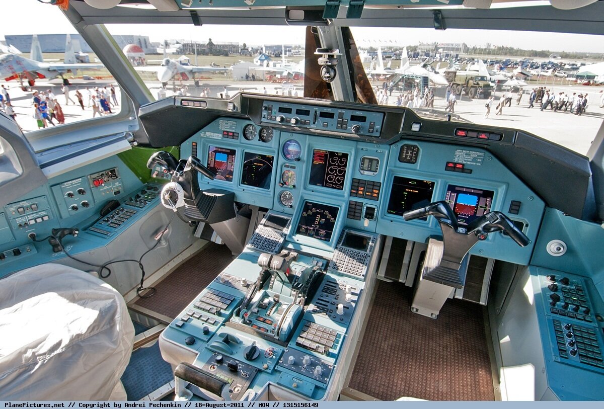 Кабина пилотов Ту-214