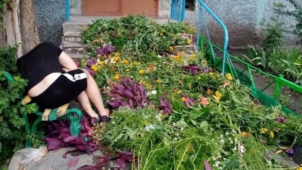     В Набережных Челнах мужчина уложил цветы перед выходом из подъезда для возлюбленной. Однако в какой-то момент он уснул. Соответствующая фотография распространилась по Telegram-каналам региона.