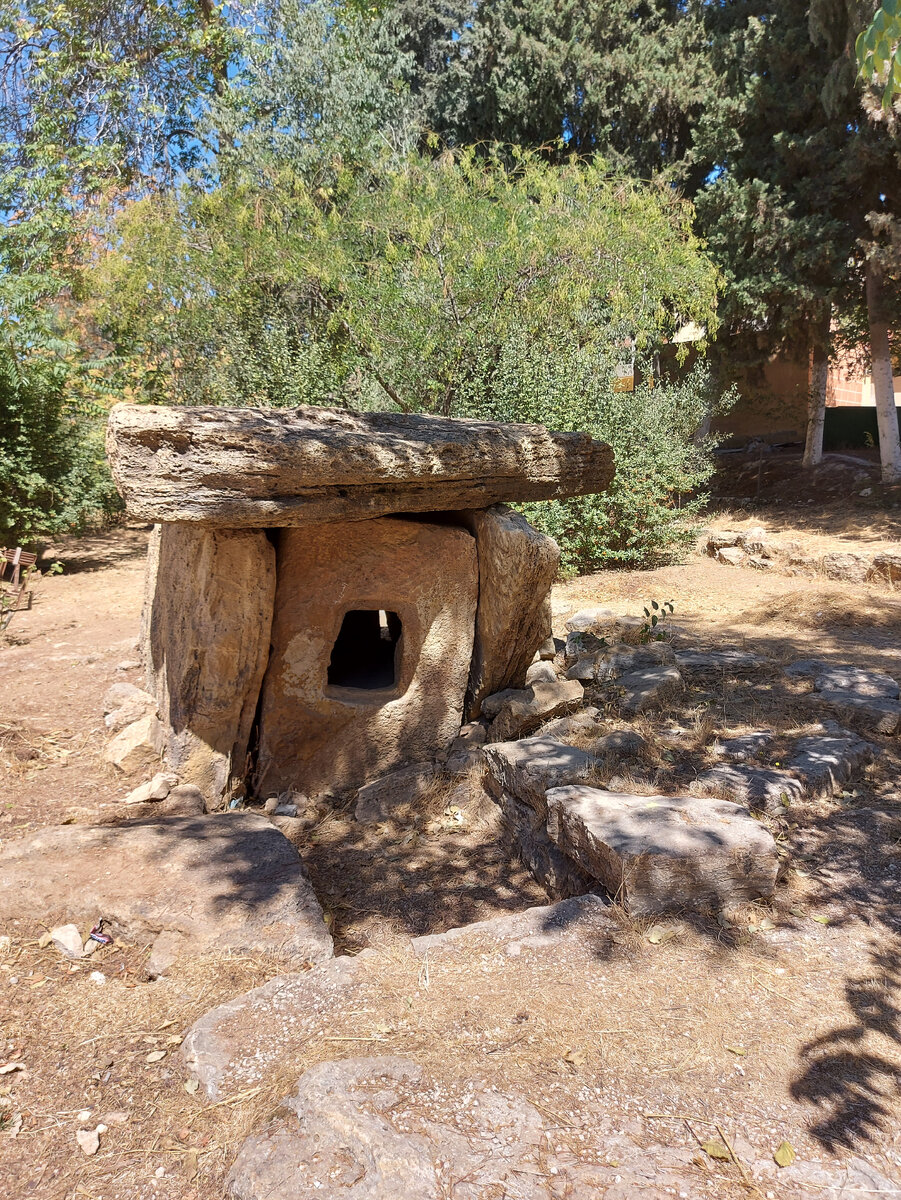 Дольмен из долины реки Иордан, на территории кампуса Иорданского Университета в Аммане (фото автора)