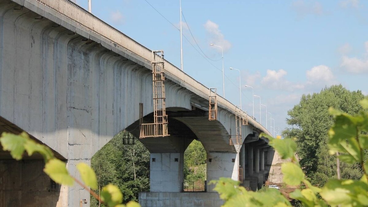     На ремонт мост закрыли сегодня, 31 июля. Завершить все работы стоимостью в более чем 2 миллиарда рублей планируют в 2025 году.