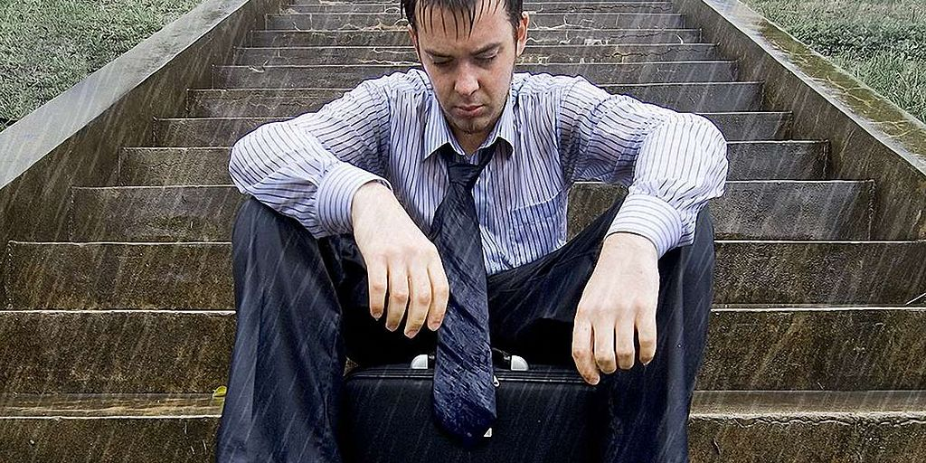 Кризис стоковые фото. Признаки кризиса среднего возраста. Мужчина в депрессии. Средний кризис у мужчины. Проблемы парней.