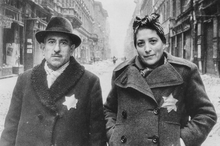 Супружеская пара со звездой Давида. Фотография сделана в январе 1945 года. Открытый источник.
