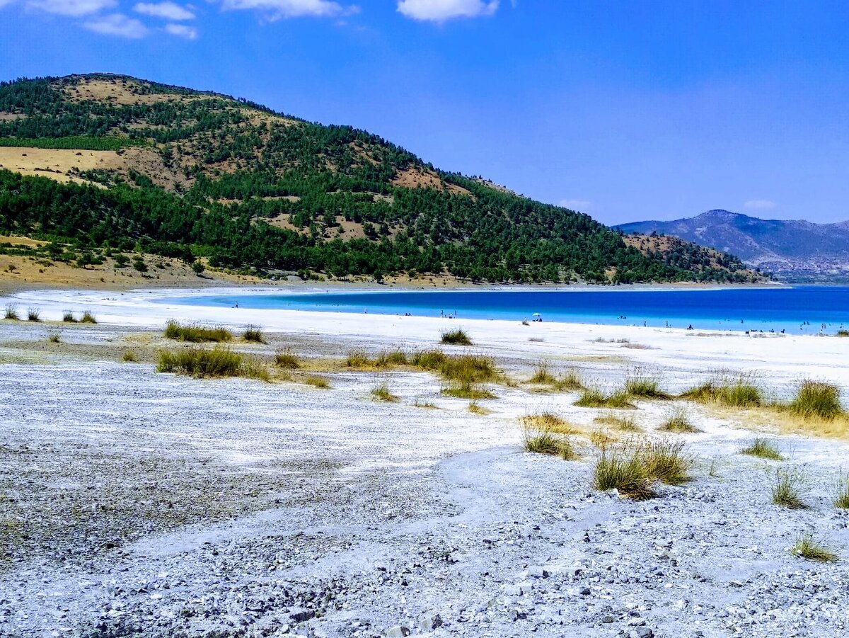 Горы на озере Салда