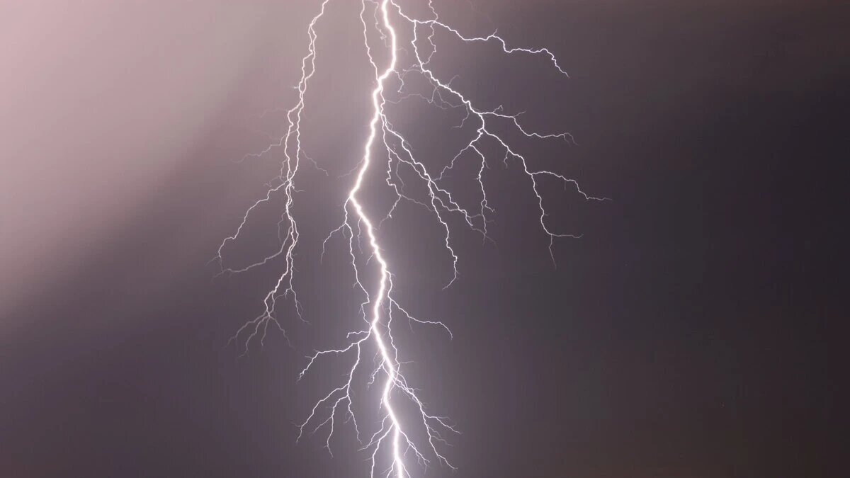 Мужчина выжил после удара молнии. Фото: pxhere.com