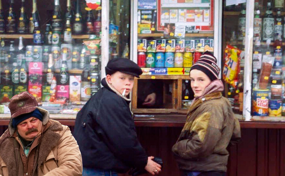 В 90-х в ларьке можно было купить всё. Шоколадки, жвачки, что-то ...