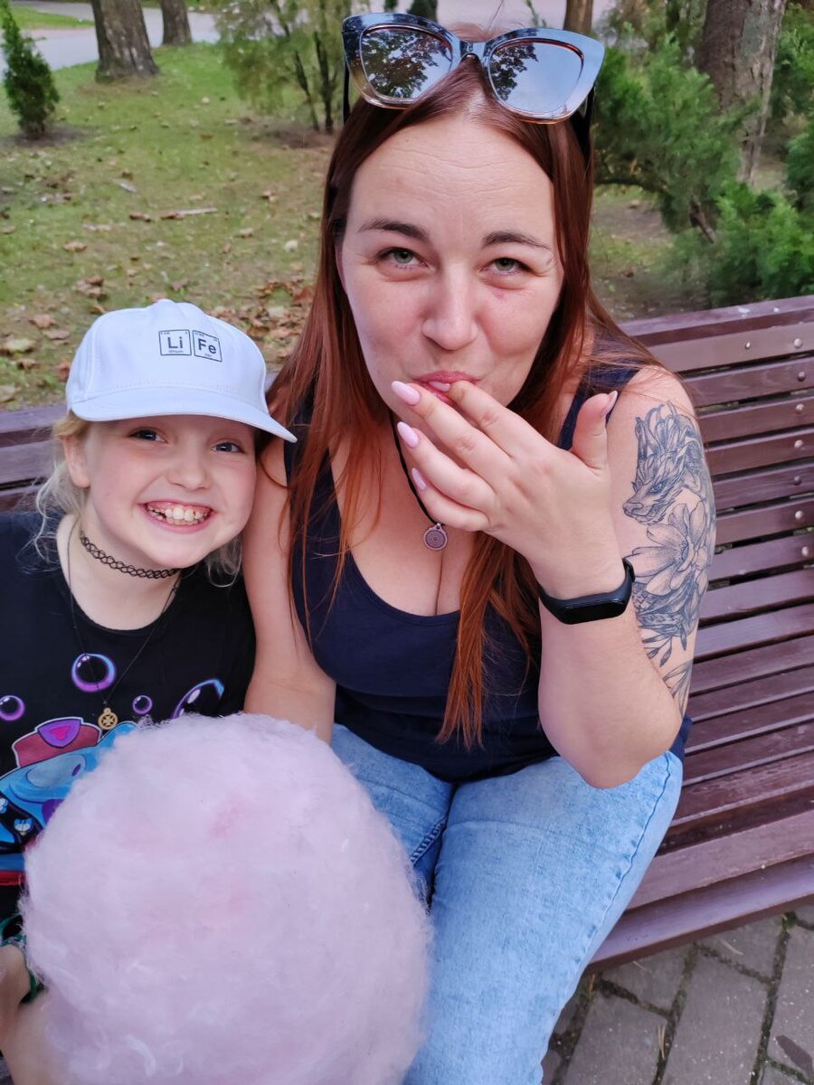 Я от сладкой ваты отказалась. Но девчонкам понравилось)))