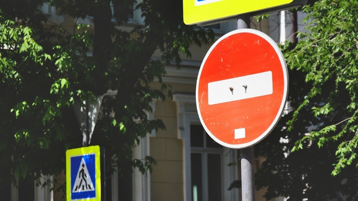     Жители Нижнего Новгорода столкнутся с неудобствами на улице Гвардейцев. На протяжении двух месяцев автомобилям и другим транспортам запретят там ездить. Соответствующее постановление опубликовано в документах на официальном сайте мэрии.