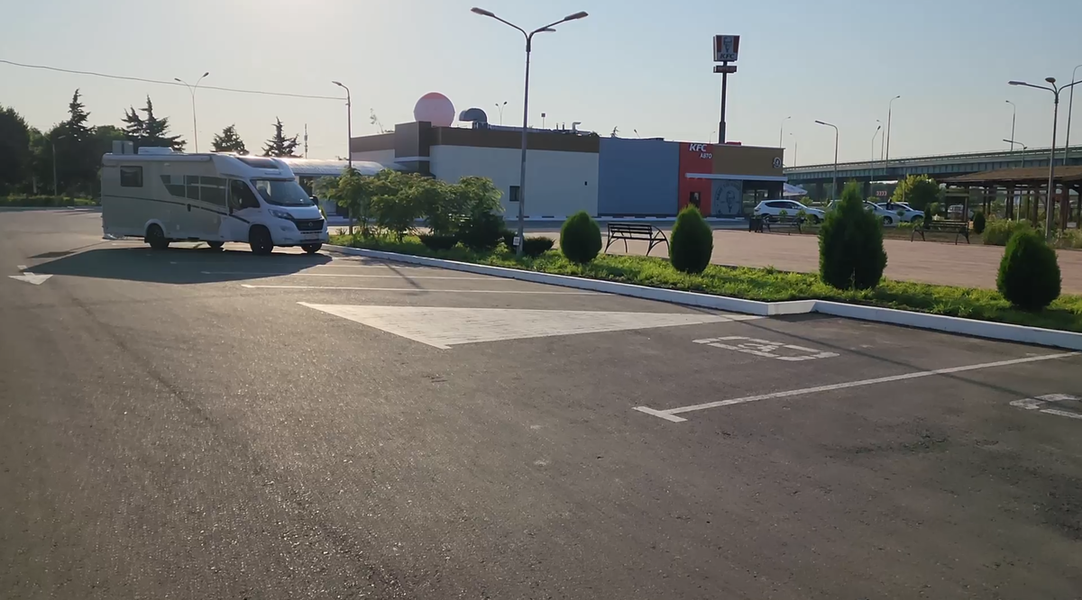 По дороге в Геленджик остановились на ночлег возле KFC