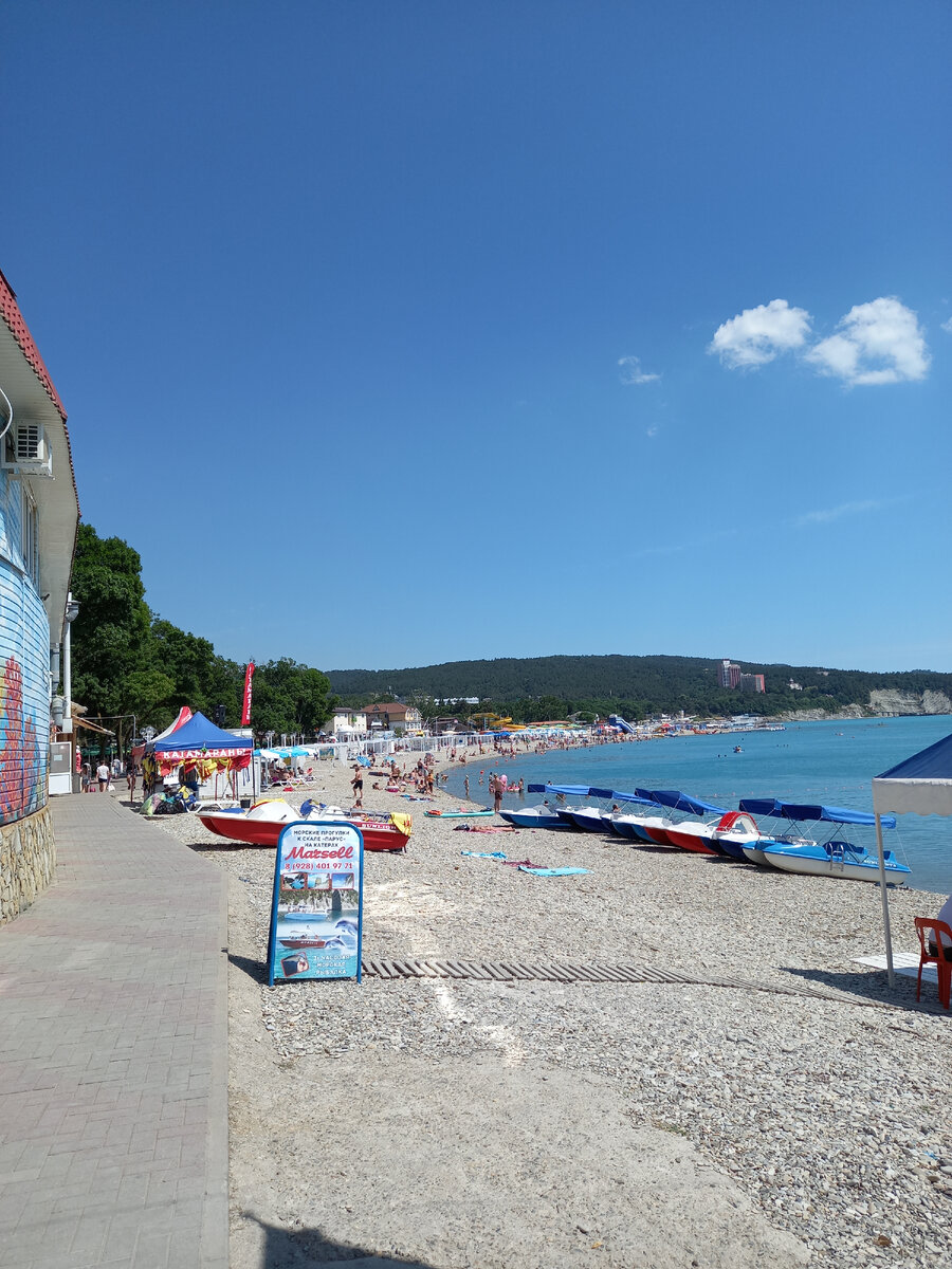 Центральный пляж. Утро. Низкий сезон. 