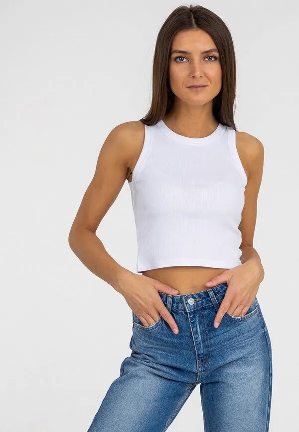 Джинсы мечты! Хейли Бибер продемонстрировала идеальную длину джинсовых шорт во вторник, 27 июня.-9
