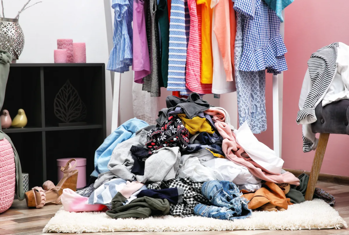 Несколько вещей. Беспорядок в шкафу с одеждой. Собираю чемодан. Разнообразие вещей. Обновление гардероба.