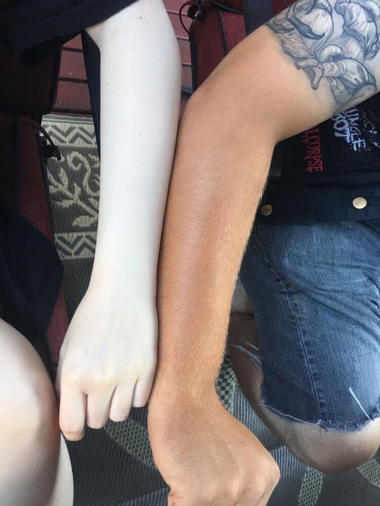 Источник: https://www.reddit.com/r/mildlyinteresting/comments/15dkmcw/the_difference_between_my_brother_and_is_tan