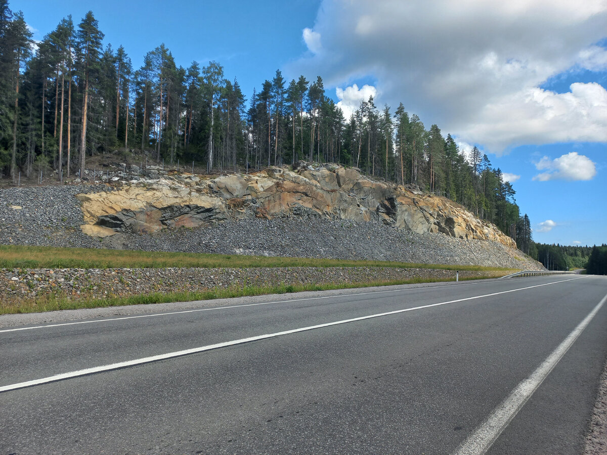 Почти вся дорога такая,в скалах.Завораживает.