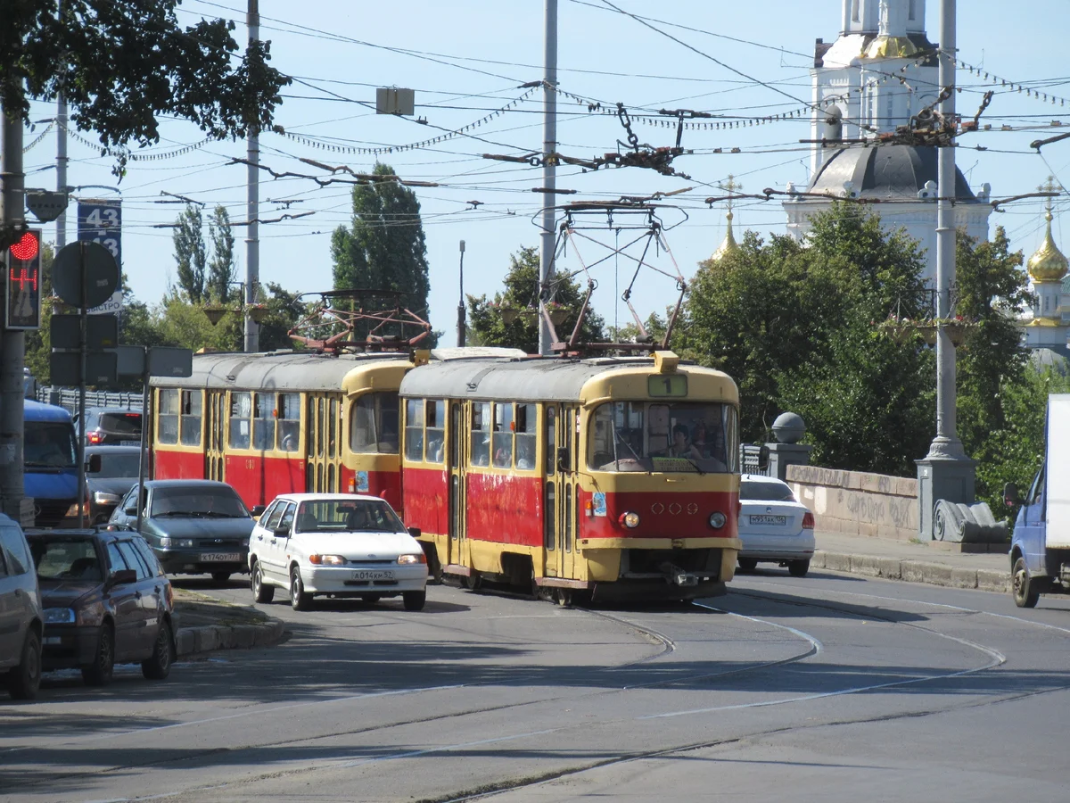Трамвайный поезд из вагонов Т-3 выезжает с Красного моста, фото автора канала