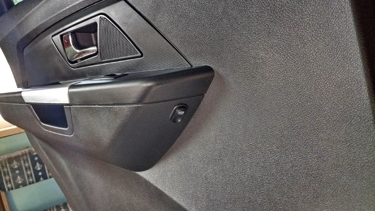 У меня получилось вот так. Вроде, выглядит "лишняя" кнопка вполне в тему обшивки. Схема реализации ниже.