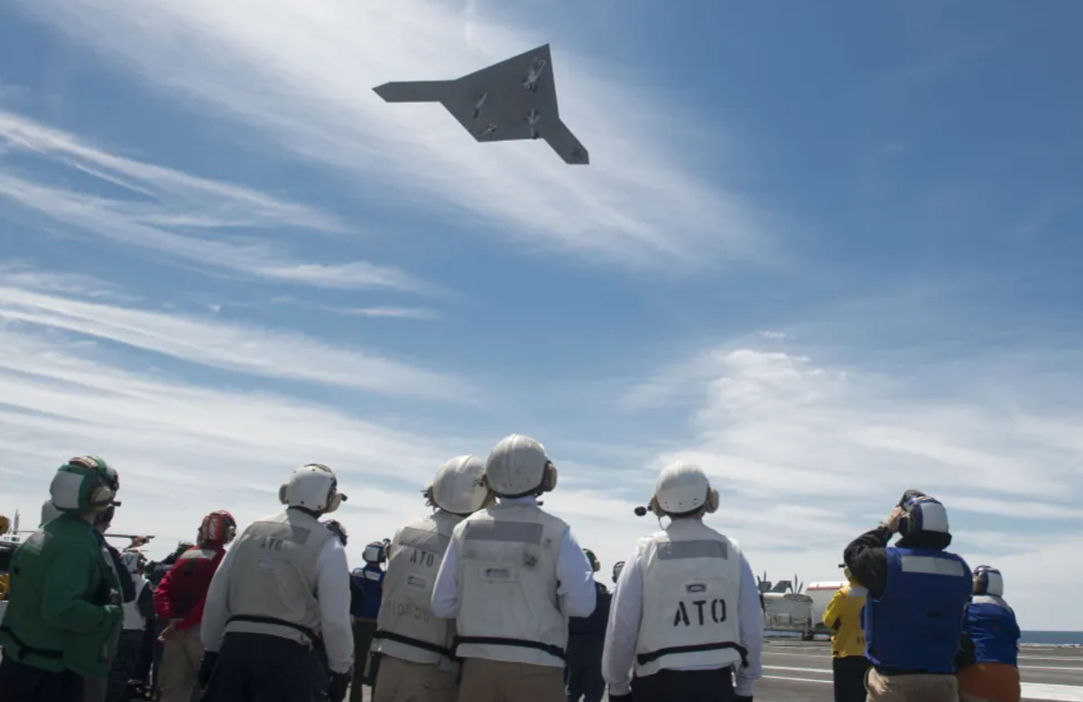 Американский беспилотник X-47B полетает над авианосцем «Джордж Буш» в Атлантическом океане