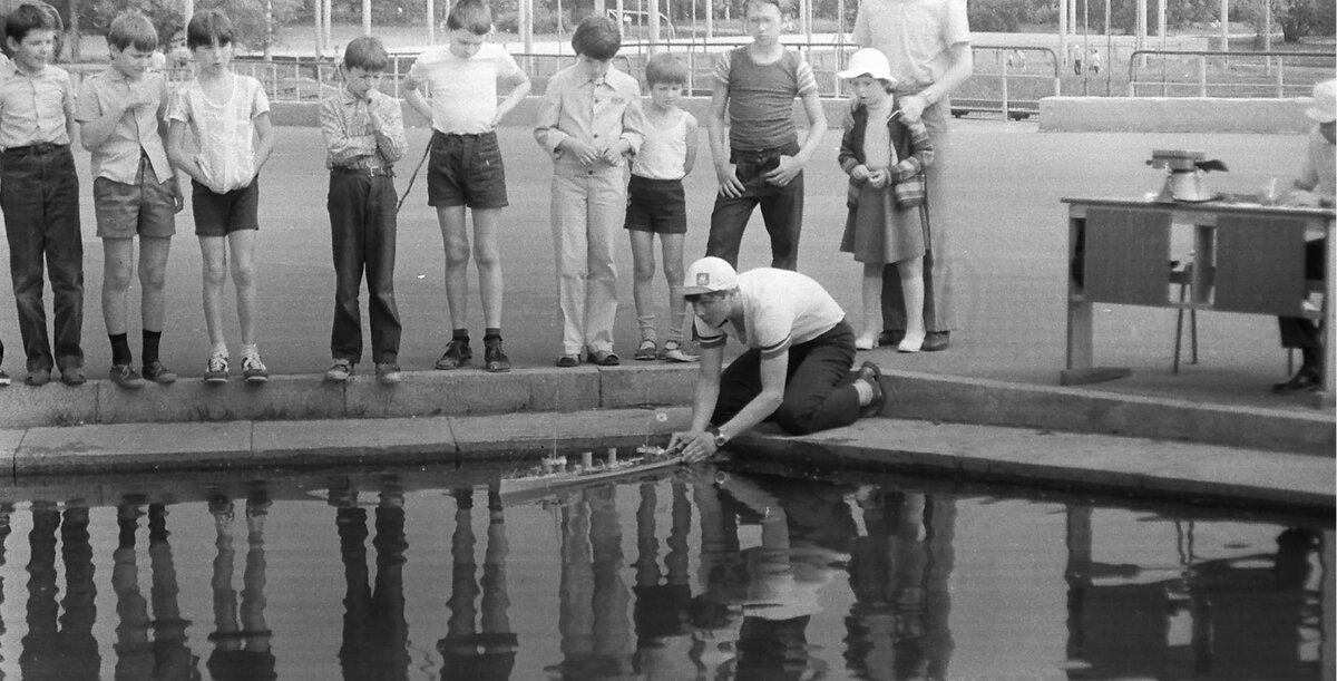Соревнования судомоделистов.  Клуб Юных Моряков. Москва, 1983. Источник изображения  Источник изображения  pastvu.com.  У нас было примерно так же, только вместо миноносца у меня был катер – поменьше и попроще.
