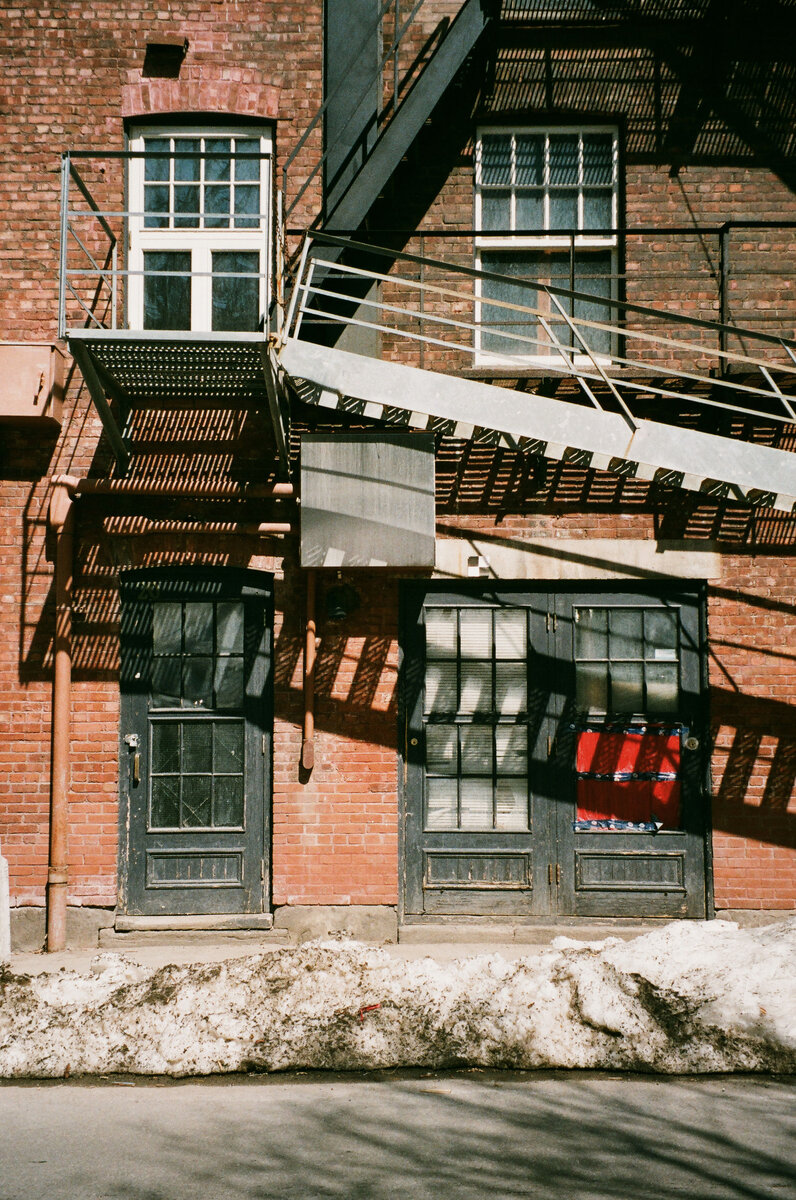 Картинка с https://www.lifeofpix.com/photo/shadow-effect/