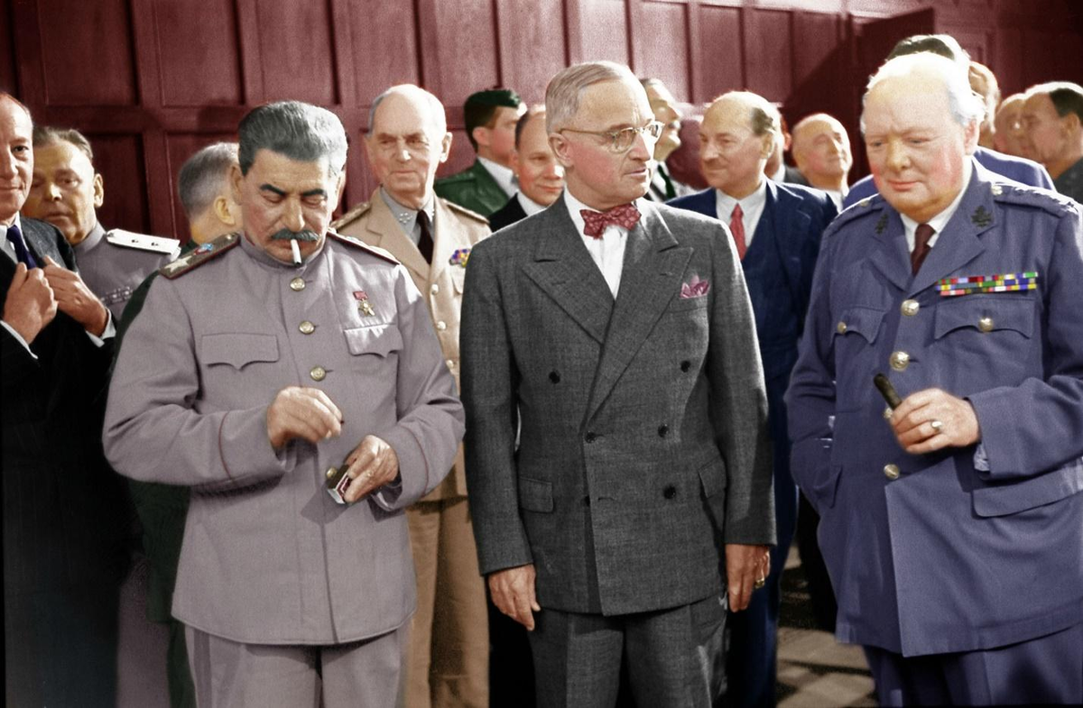 И. Сталин, Г. Трумэн, У. Черчилль на Потсдамской конференции в 1945 году