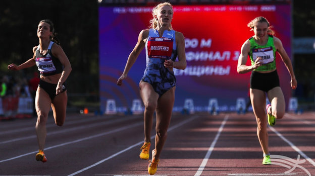    Кристина Макаренко (в центре) победила на дистанции 100 м.ВФЛА