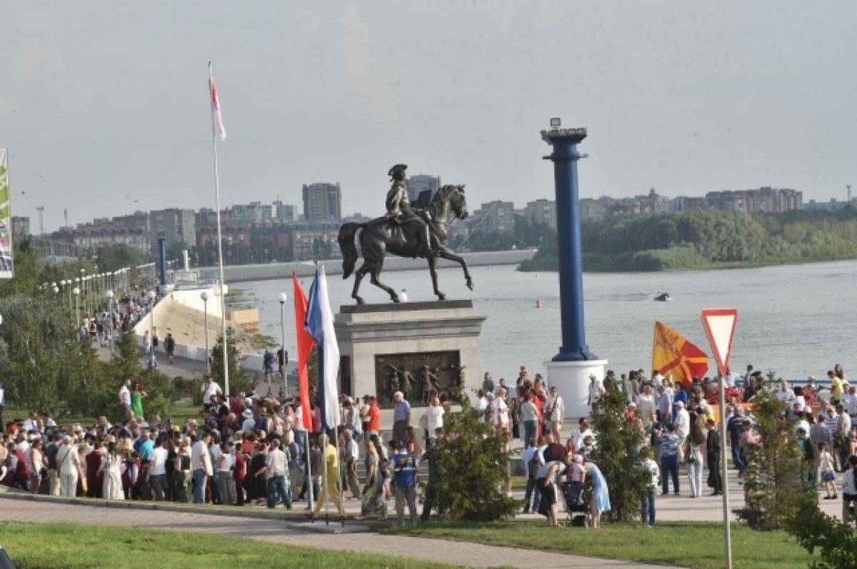 Граду на Иртыше быть! Памятник Ивану Бухгольцу установили на набережной |  АиФ-Омск | Дзен