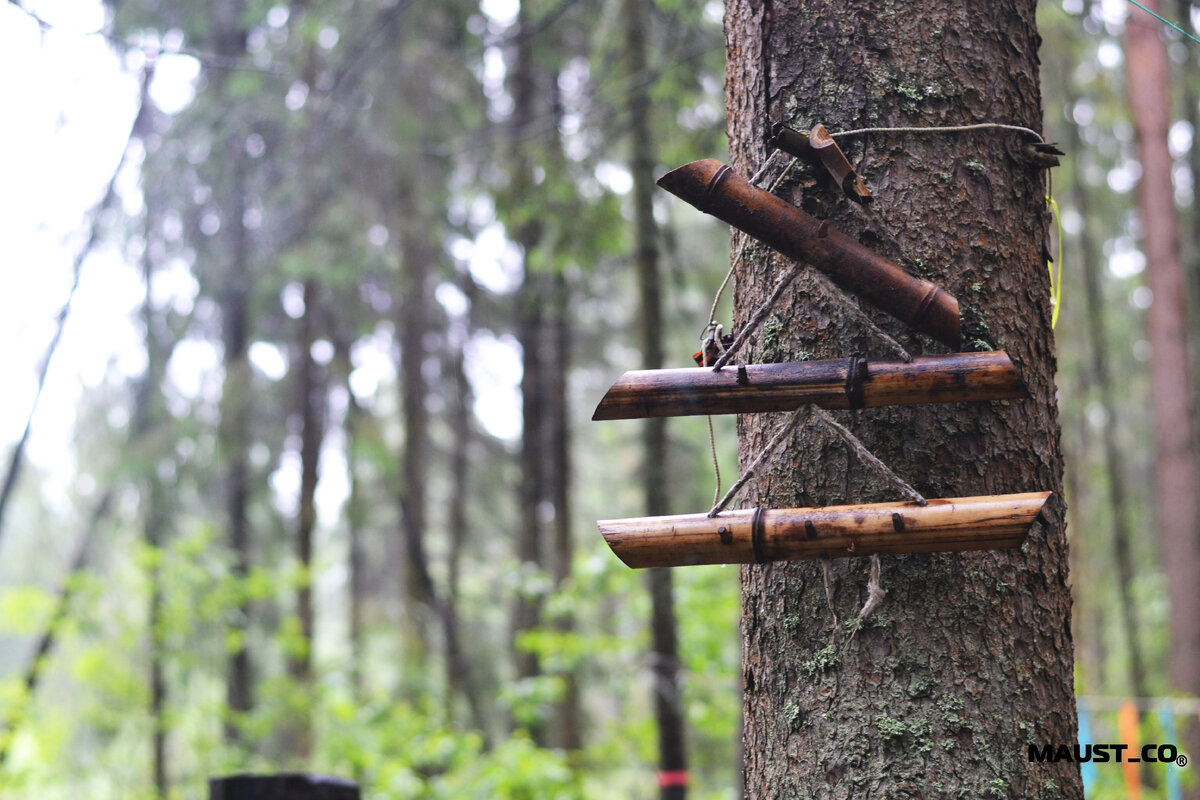 Местные жители до сих пор поддерживают старые традиции, украшая это место тотемами и амулетами.Приносят всякую утварь,забрасывают камень монетками и развешивают различные украшения.Староверы одним словом. 