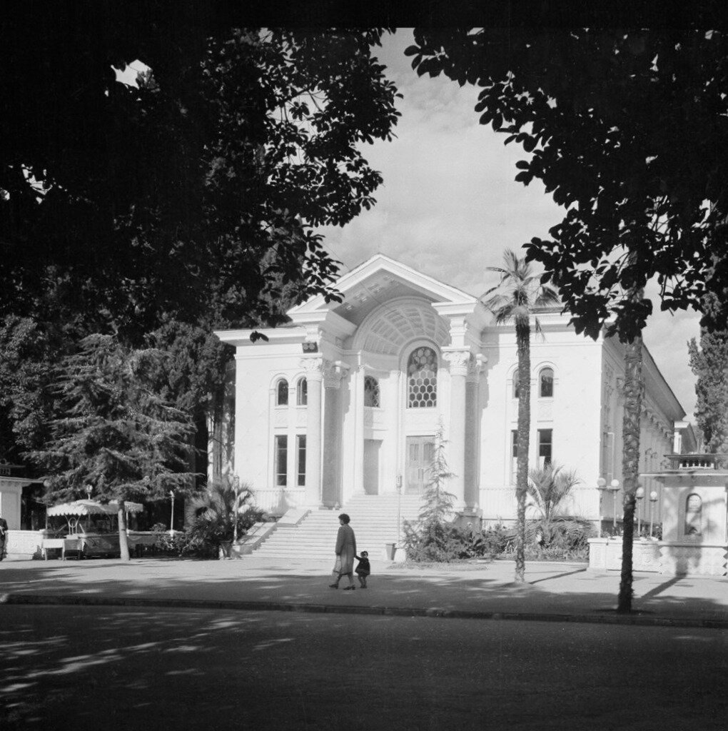 Здание Абхазской государственной филармонии. Построено в стиле неоклассицизма в 1947 г. на месте разрушенного кафедрального собора Ал. Невского. Адрес: пр. Леона, д. 18.