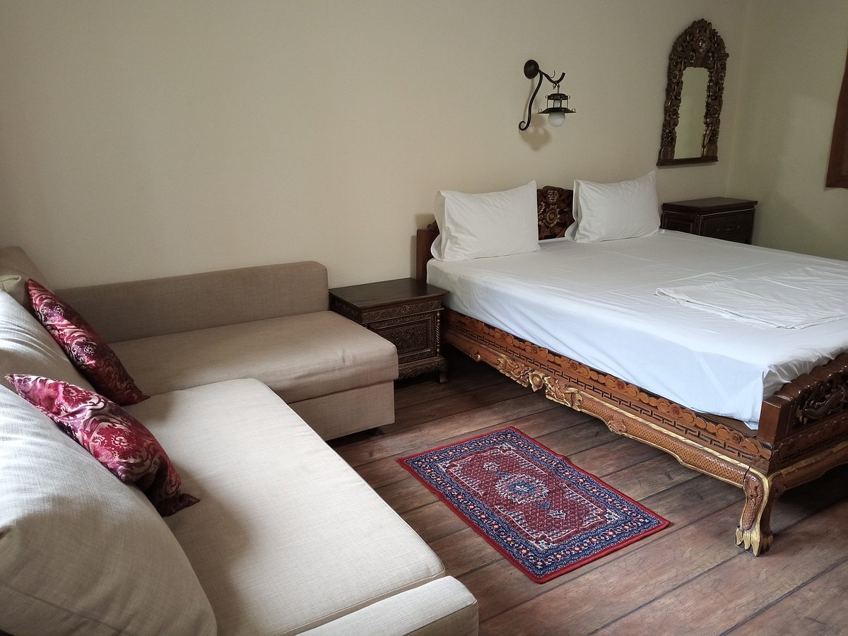 Уютный номер с высокой кроватью