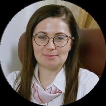 «Во-первых, правой статус апартаментов до сих пор не урегулирован, то есть вы будете иметь там только временную регистрацию на период проживания, — объясняет Наталья Гонтаренко. — Во-вторых, услуги ЖКХ будут гораздо дороже, чем для квартиры. Третий фактор — наличие детского сада, школ, поликлиник, больниц, всего, что необходимо человеку для комфортного проживания. Приобретая объект недвижимости со статусом «апартаменты», вы лишаетесь возможности получить этот комплекс услуг — потому что застройка не предполагает обязанности строить соответствующие социальные объекты. И, в-четвёртых, это налоги, потому что разный статус определяет разный уровень налогообложения. У коммерческой недвижимости ставка налога будет совершенно другая. С финансовой точки зрения, если взвесить все эти обстоятельства, нужно ещё подумать, что приобретать».