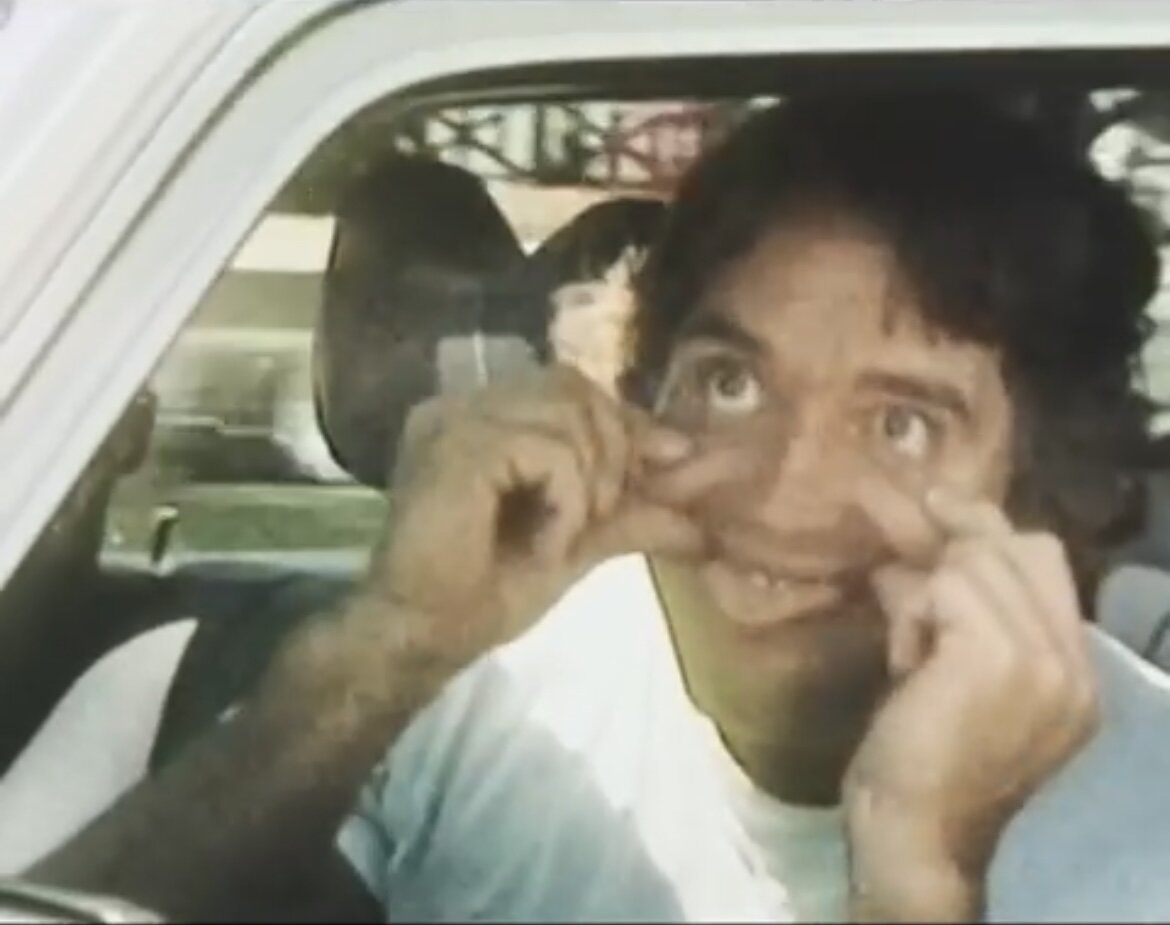 Выше показанный кадр стал самым популярным и узнаваемым из всего видео с кривляниями Арнольда Шварценеггера