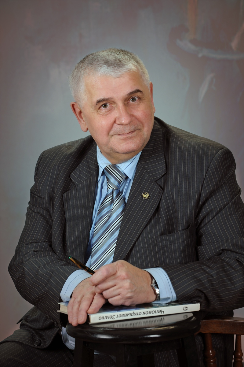 Николай Борисович Виноградов — доктор исторических наук, доцент, заслуженный работник высшей школы РФ, заведующий кафедрой всеобщей истории ЮУрГГПУ (бывшего Челябинского педуниверситета). Один из крупнейших специалистов в области изучения археологических культур Синташты и Петровки.