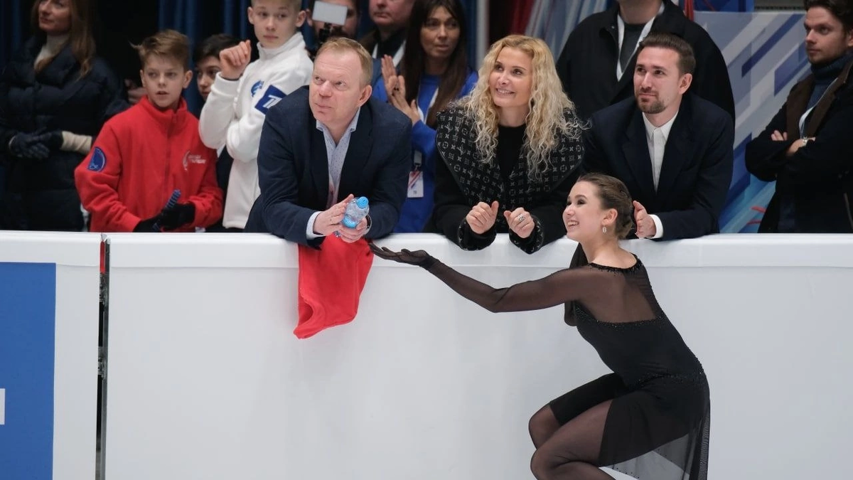Камила Валиева с тренерами. Чемпионат России по прыжкам. 2022 год. Фото из открытых источников.