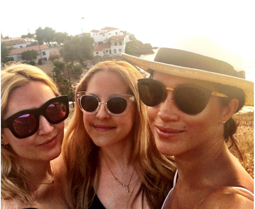 Люси Фрейзер в центре