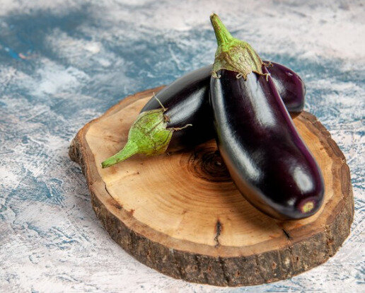 Чеснок мелко нарежьте или пропустите через пресс.