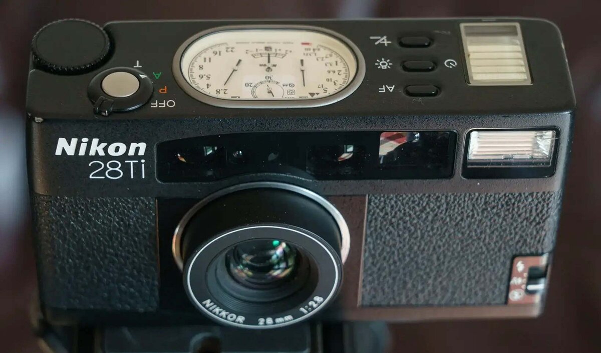  Nikon 28Ti — шикарная компактная камера в титановом корпусе с возможностью ручных настроек / Фото: 35mmc.com