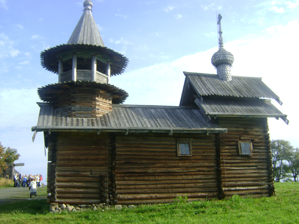 Главка и барабан часовни Михаила Архангела (Кижи) покрыт лемехом, а двускатные крыши и шатер — тёсом. На концах граненого шатра виден перелом — полица — выполненный из красного тёса. Фото автора