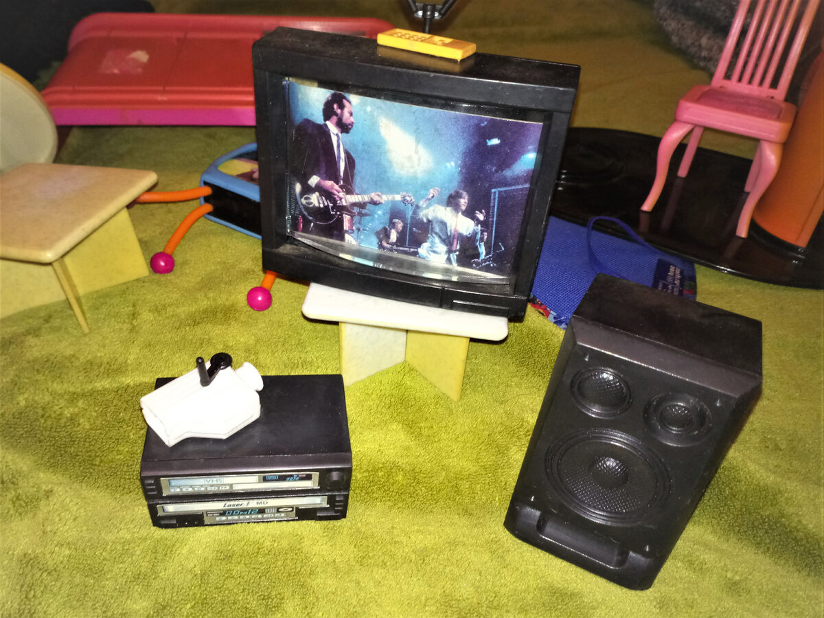 Телевизор с видеомагитофоном и колонкой