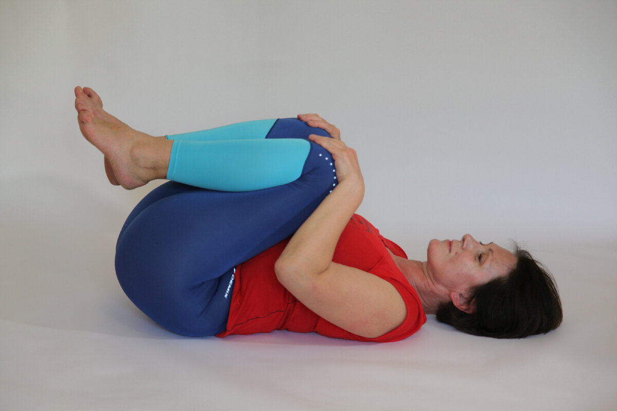 7 упражнений на растяжку для облегчения боли в спине, вызванной большой грудью