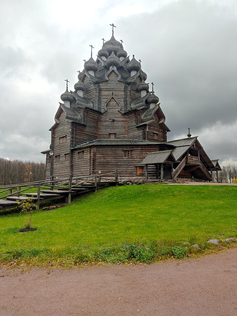 Покровский храм и вид с дороги