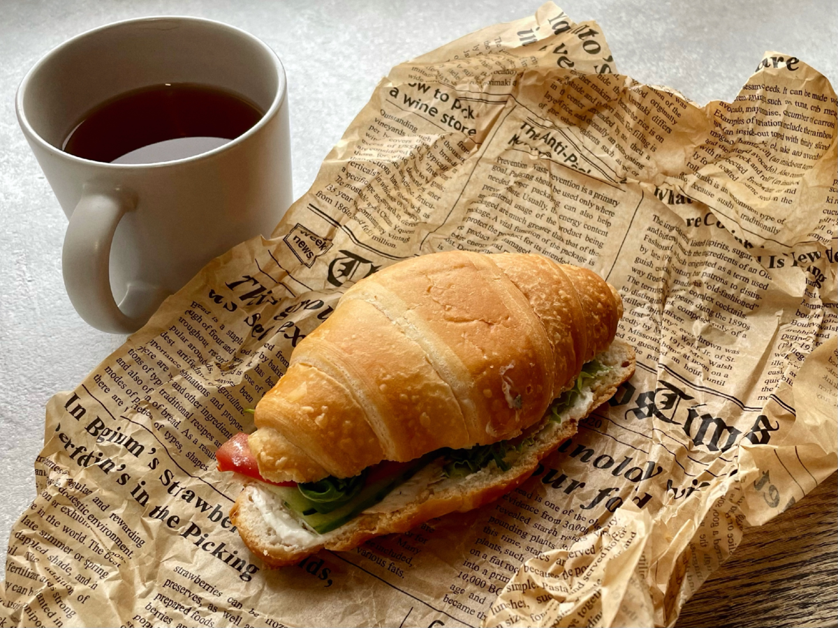 С черным чаем идеально сочетается круассан с яйцом и куриным филе