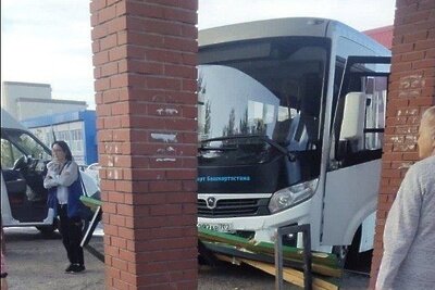    Автобус въехал в остановку с людьми на Трактовой улице в Нефтекамске © Telegram-канал 112